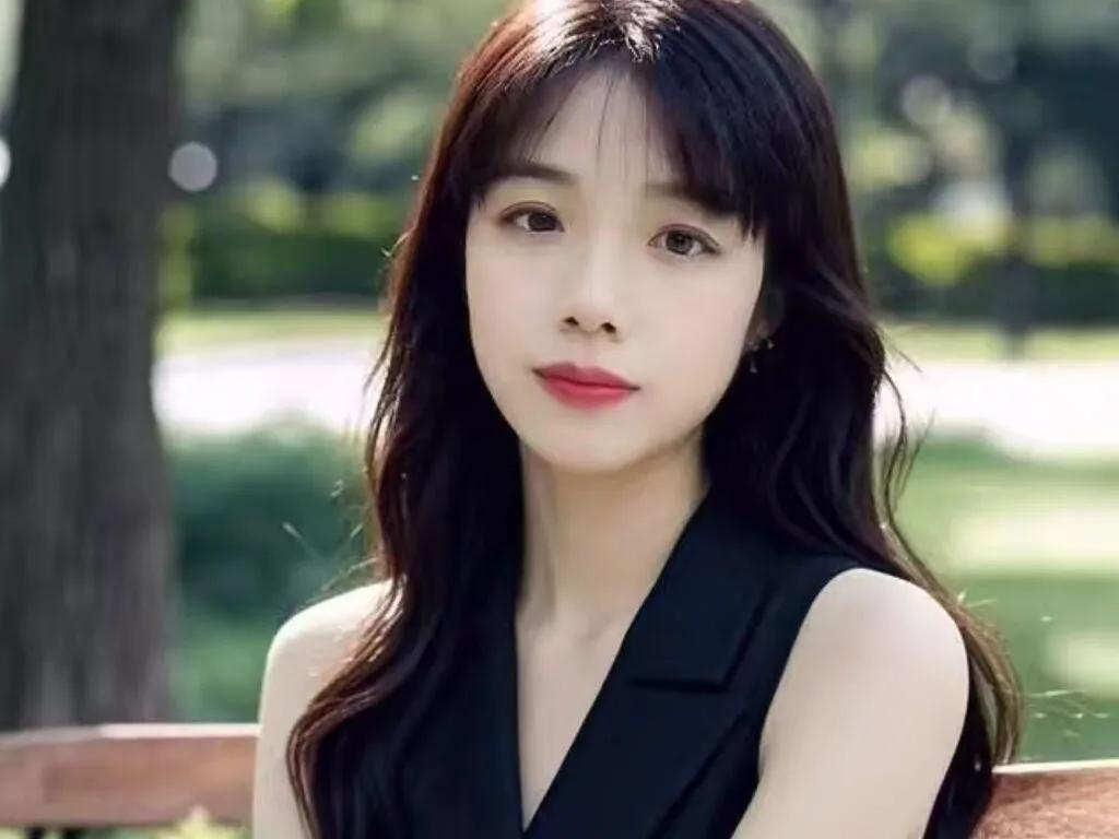 liyufei from LiveJasmin