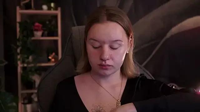 AdeleLoomis from StripChat