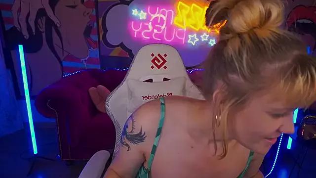 BellaLaPetit on StripChat 