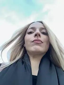 LoraaDoll from StripChat