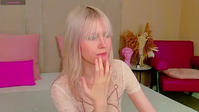 NellieLoyns on StripChat 