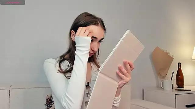 PollyBeev on StripChat 